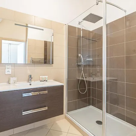 L'escapade Citadine Avec 2 Chambres, Proche De La Croisette, Des Plages Et Du Palais Lejlighed
